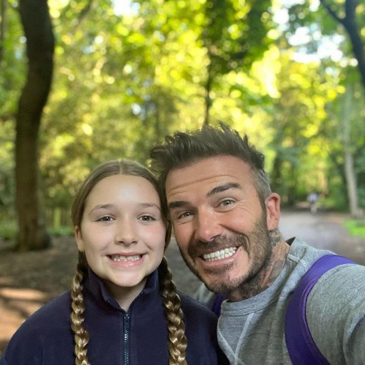 <p>Harper Seven kini sudah berusia 11 tahun, Bunda. Seperti anak-anak pada umumnya, Harper selalu terlihat ceria dan aktif dalam potret-potret yang dibagikan kedua orang tuanya di medsos. (Foto: Instagram @romeobeckham, @davidbeckham, @victoriabeckham)<br /><br /><br /></p>