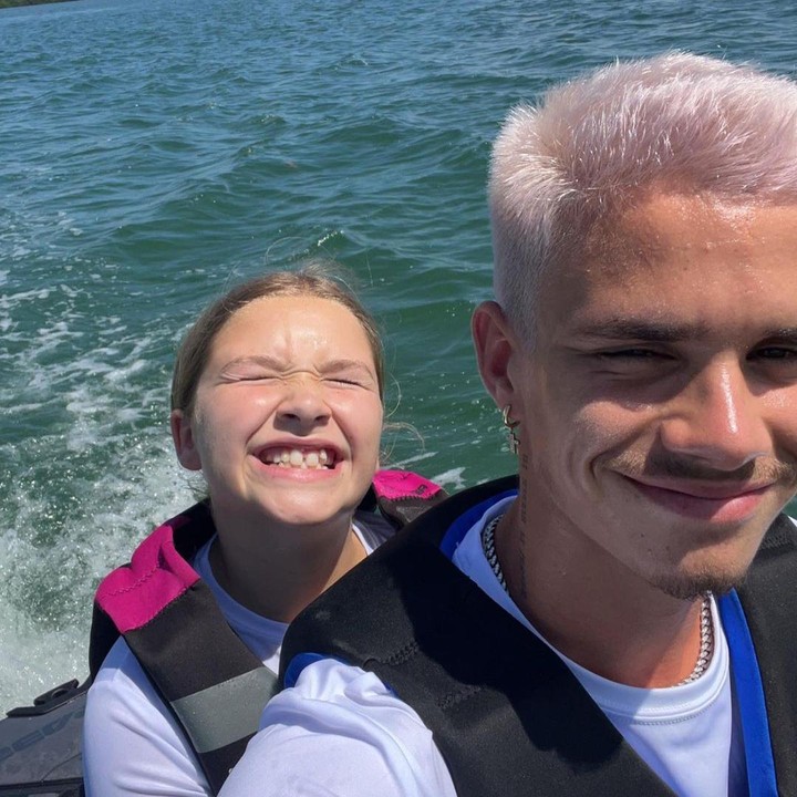 <p>Kira-kira Harper dewasa akan mengikuti jejak kedua orang tuanya untuk terjun ke dunia hiburan atau enggak ya, Bunda? Apapun pilihannya nanti, kita doakan yang terbaik untuknya, ya. (Foto: Instagram @romeobeckham, @davidbeckham, @victoriabeckham)</p>