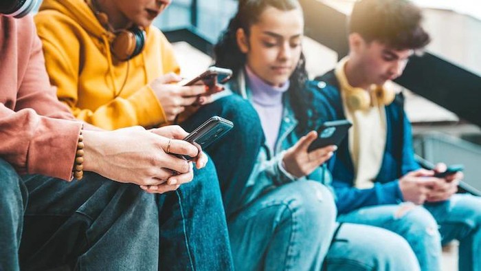 Kecanduan Scrolling Medsos sampai Kerjaan Keteteran? Ini 6 Cara Mengatasinya!