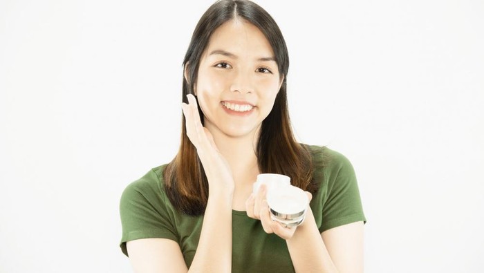 img-title Cara Reapply Sunscreen yang Benar, Apakah Harus Mencuci Wajah Dulu?