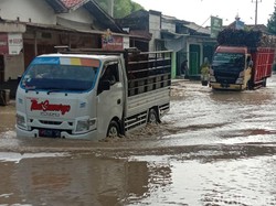 Awas! Jalan Jakenan-Winong Pati Banjir Setinggi hingga 50 Cm