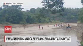 img-title VIDEO: Jembatan Putus, Warga Seberangi Sungai Berarus Deras