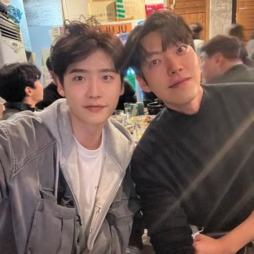 Hangout Bareng, Lee Jong Suk & Kim Woo Bin Bikin Fans Histeris