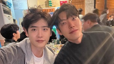 img-title Hangout Bareng, Lee Jong Suk & Kim Woo Bin Bikin Fans Histeris