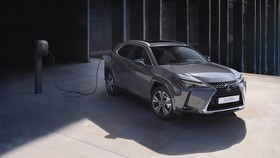 Lexus Setop Jual Mobil Listrik Pertamanya, UX 300e