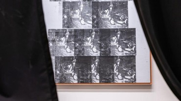 Lukisan 'White Disaster' Andy Warhol Laku Terjual Rp1,3 Triliun