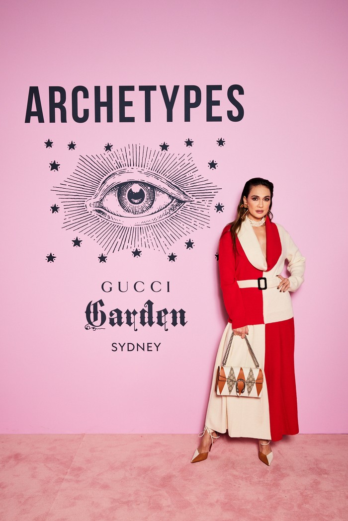 Luna Maya jadi satu-satunya perwakilan Indonesia di Gucci Garden, Australia. Ia tampil playful dalam busana bernuansa merah dan putih serta tas Gucci Dionysus.Foto: Courtesy of Gucci