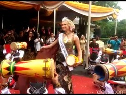 Warga Berebut Tumpeng Lanang Wadon-Miss Universe Nari di HUT Tulungagung