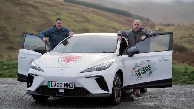 Fan sepak bola dari Wales memutuskan berkendara mobil listrik ke Qatar demi menonton Piala Dunia 2022.