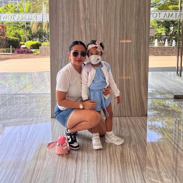 Perdana Hias Pohon Natal, Putri Glenn Fredly: Ayah Lihat Santa Bagus Ya