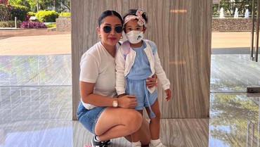Perdana Hias Pohon Natal, Putri Glenn Fredly: Ayah Lihat Santa Bagus Ya