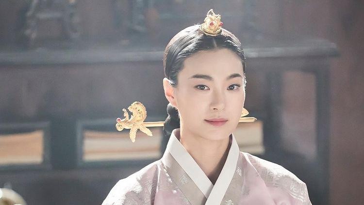 Ok Ja Yeon dalam Drama Korea Under the Queen's Umbrella Ok Ja Yeon dalam Drama Korea Under the Queen's Umbrella