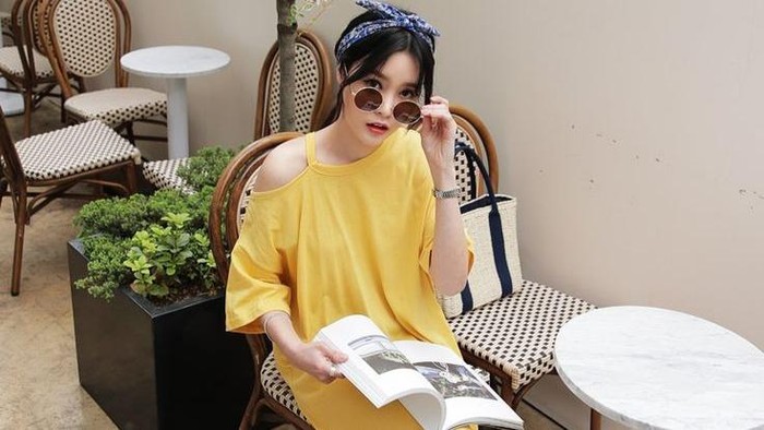 Ceria Ala Summer Look, 6 Inspirasi Outfit Warna Kuning Ini Bikin Kamu Good Mood dan Terlihat Muda