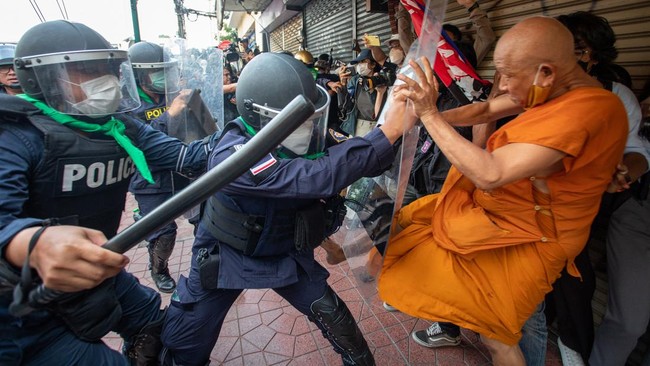 Polisi Thailand menggebuk biksu yang ikut berdemo saat konferensi tingkat tinggi Ekonomi Asia Pasifik (KTT APEC) berlangsung di Bangkok, Jumat (18/11).