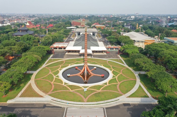 Pihak TMII telah menyediakan kuota 5000 tiket per hari yang bisa dipesan secara online melalui www.tamanmini.com. Pengunjung akan dikenakan tarif tiket pintu masuk sebesar Rp25 ribu, dengan waktu kunjungan pukul 06.00–16.00 WIB. (Foto: tamanmini.com)