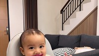 <p>Potret berikutnya, ada putra dari Kesha Ratuliu yang dengan senangnya melahap jus buah naga. Hi-hi-hi, gemas ya, Bunda, pingin menyuapi Baby Quwenzy Kalandra Putra. (Foto : Instagram :@kesharatuliu05)</p>
