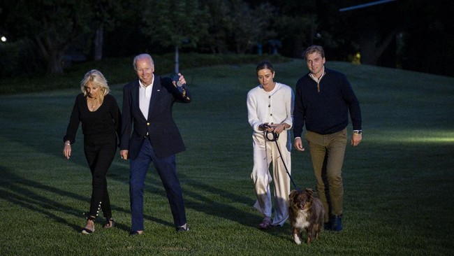 Naomi Biden, cucu dari Presiden AS Joe Biden, telah resmi menikah dengan Peter Neal di South Lawn Gedung Putih, Sabtu (19/11).