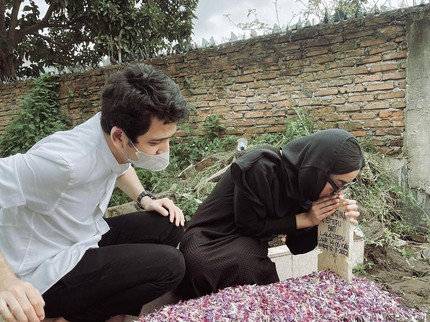 Ungkapan Pilu Glenca Cyshara Temani Rendi Jhon Urus Pemakaman Ibunda Jelang Pernikahan