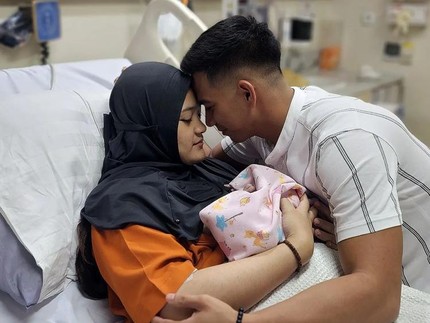Istri Ridho DA Melahirkan Anak Pertama, Bahagia Dapatkan Bayi Perempuan
