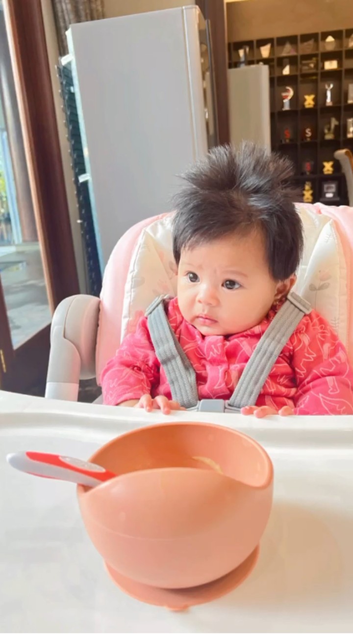 Pemberian MPASI merupakan salah satu periode penting dalam tumbuh kembang bayi. Nah, intip yuk 7 potret artis saat memberikan MPASI pada anak mereka.