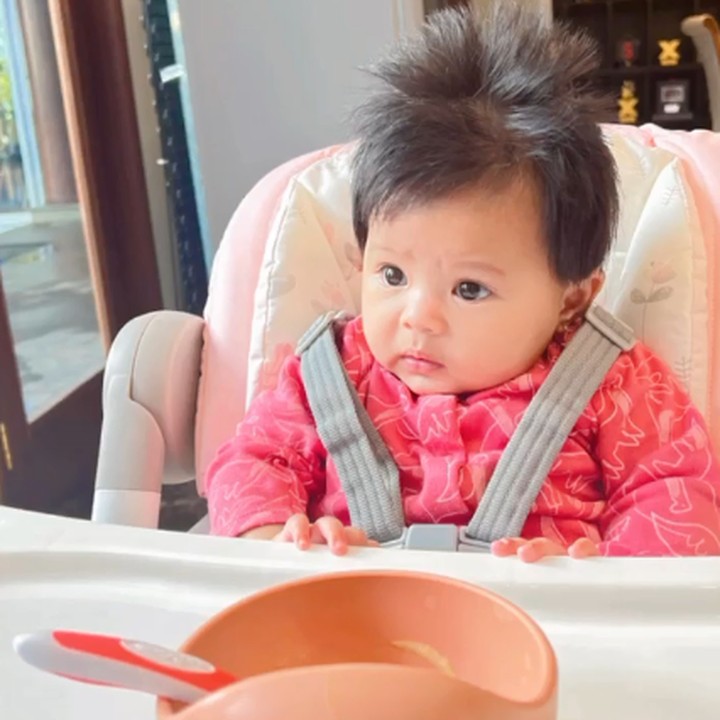 <p>Selanjutnya,ada potret tak kalah menggemaskan dari baby Ameena putri Aurel dan Atta Halilintar. Ameena yang imut terlihat penasaran, sembari menunggu makanan yang akan diberikan untuknya. Wah, kira-kira apa ya MPASI yang akan dimakan cucu Anang Hermansyah ini? (Foto : Instagram :@aurelie.hermansyah)</p>