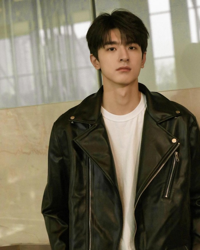 Tak hanya berbakat akting, Lin Yi juga jago menari. Dia sering melakukan Dance Cover lagu-lagu Kpop seperti lagu milik EXO. Kamu yang menyaksikan tariannya mungkin akan menyangka bahwa dia adalah salah satu Kpop idol./ Foto: Instagram.com/@iam_linyi