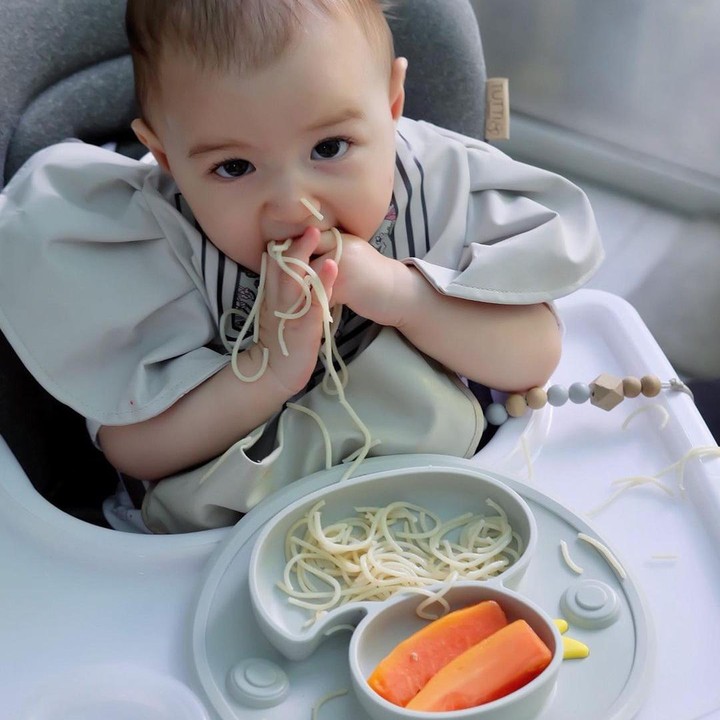 <p>Terakhir, ada potret dari putri Nadine Chandrawinata baby Djiwa yang lahap memakan mie bihun dengan buah pepaya. <em>Fun fact-</em>nya, baby Djiwa ternyata sudah mulai menjalankan MPASI sejak usia 5 bulan, lho Bunda. Semoga sehat selalu ya Djiwa. (Foto : Instagram :@nadinechandrawinata)</p>
