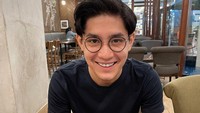 <p>Seperti sang ibunda, pria kelahiran 4 Februari 1999 turut terjun ke dunia hiburan Tanah Air. Ia mengawali karier di industri hiburan Tanah Air dengan merilis single berjudul <em>Kamu</em> pada 2014. (Foto: Instagram @teukurassya)<br /><br /><br /></p>