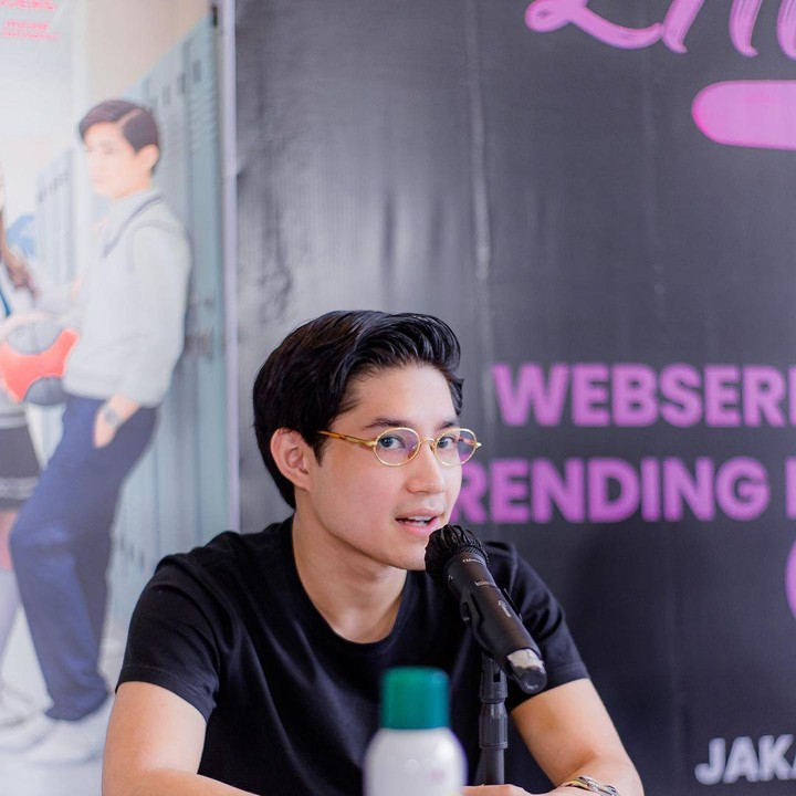 <p>Wajah rupawan Teuku Rassya turut membuat netizen kagum. Bahkan, ada yang menyebutnya mirip dengan Meerqeen aktor kenamaan asal Malaysia. "Ada yg merasa juga gak ya @meerqeen mirip @teukurassya," tutur @bliyan*****. (Foto: Instagram @teukurassya)<br /><br /><br /></p>