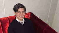 <p>Tak hanya menyanyi, kekasih Cleantha Islan ini memiliki bakat akting, Bunda. Sudah banyak judul serial maupun film yang ia bintangi, terbaru Healing the Series. (Foto: Instagram @teukurassya)<br /><br /><br /></p>