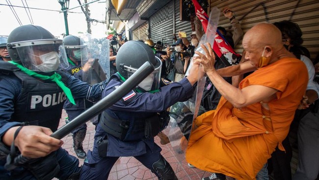 Kepolisian Thailand bentrok dengan massa pedemo yang memprotes gelaran KTT APEC dan kepemimpinan PM Prayut Chan-ocha di Bangkok.