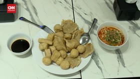VIDEO: Menyantap Aneka Pempek Sepuasnya Dalam Waktu 45 Menit