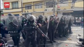VIDEO: Demo KTT APEC di Thailand Rusuh, Polisi Tembakkan Peluru Karet