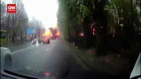 VIDEO: Detik-detik Roket Rusia Hantam Ukraina, Ledakan di Depan Mata