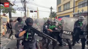 VIDEO: KTT APEC Diwarnai Demo, Polisi Tembak Peluru Karet ke Massa