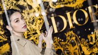 <p>Dalam kesempatan tersebut, Velove Vexia tampil anggun dalam balutan koleksi busana Dior Autumn-Winter 2022-2023. (Foto: Instagram @vaelovexia)</p>