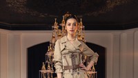 <p>Koleksi busana tersebut ternyata juga pernah dikenakan artis Korea Bae Suzy beberapa waktu lalu, Bunda. Netizen pun memuji bahwa Velove mirip dengan Bae Suzy. (Foto: Instagram @vaelovexia)</p>