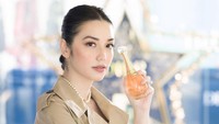 <p>Sejumlah artis Indonesia menghadiri acara Dior di Singapura, Bunda. Mereka antara lain Velove Vexia, Yuki Kato, dan Jessica Mila. (Foto: Instagram @vaelovexia)</p>
