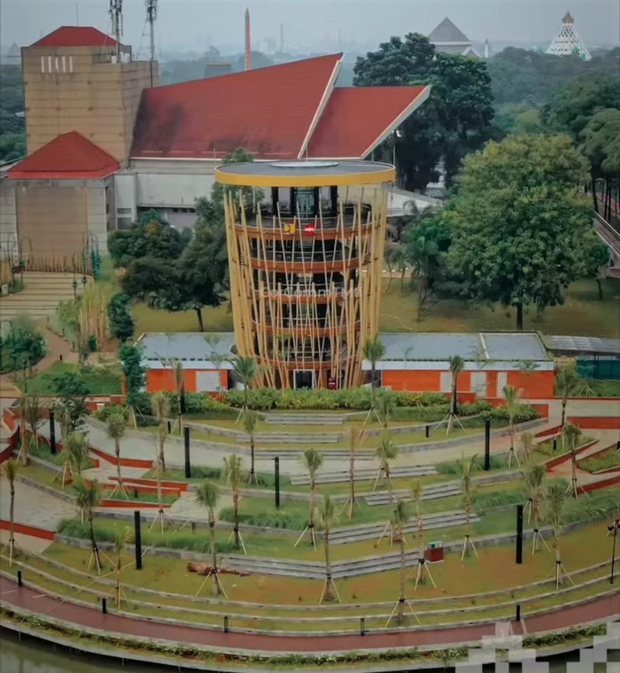 Wajah baru TMII mengusung konsep ramah lingkungan berupa 70% kawasan hijau dan 30% bangunan. Contohnya seperti Menara Pandang Saujana ini, yang di sekelilingnya terbentang taman buat duduk-duduk cantik. (Foto: Instagram/media_tmii/agung_rachman)