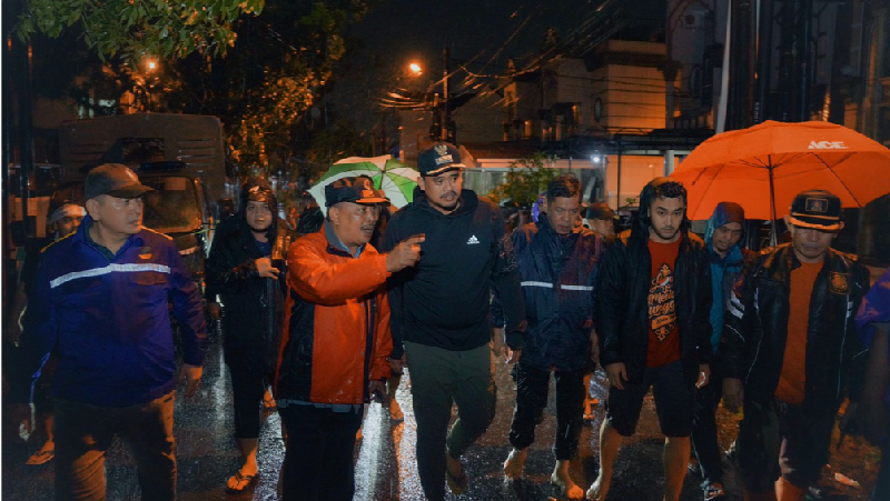 Wali Kota Medan, Muhammad Bobby Afif Nasution, terjun meninjau bencana banjir di Kota Medan akibat intensitas curah hujan deras