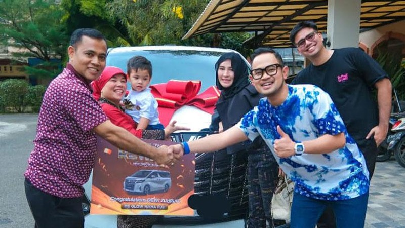 Dewi Zuhriati, atau yang sering dikenal sebagai Mama Fuji, berhasil mendapatkan hadiah Alphard 2.5 G A/T