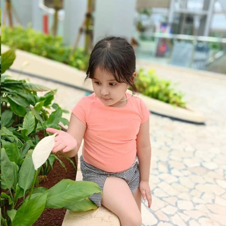 <p>Genap berusia 4 tahun, anak bungsu pemain sinetron yang akrab dengan sapaan Aya ini tumbuh dengan paras cantik dan menggemaskan sampai menarik perhatian publik, lho. (Foto: Instagram@andisorayabeatrix)</p>