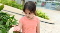 <p>Genap berusia 4 tahun, anak bungsu pemain sinetron yang akrab dengan sapaan Aya ini tumbuh dengan paras cantik dan menggemaskan sampai menarik perhatian publik, lho. (Foto: Instagram@andisorayabeatrix)</p>