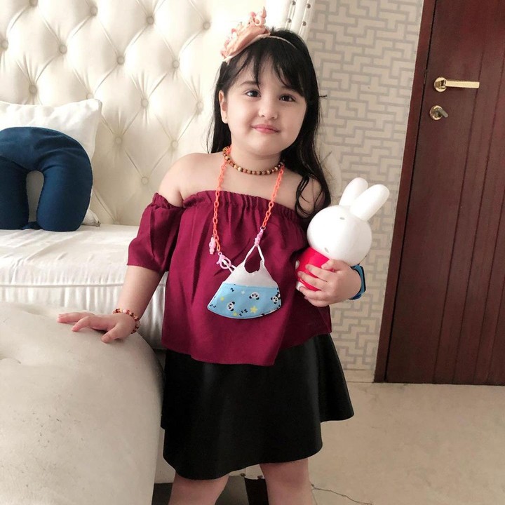 <p>Kylie juga sering didandai sang Bunda mengenakan <em>outfit</em> dengan gaya modern anak-anak yang membuatnya semakin terlihat mempesona. (Foto: Instagram@andisorayabeatrix)</p>