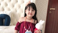 <p>Kylie juga sering didandai sang Bunda mengenakan <em>outfit</em> dengan gaya modern anak-anak yang membuatnya semakin terlihat mempesona. (Foto: Instagram@andisorayabeatrix)</p>