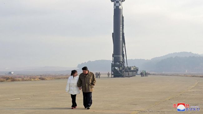 Kim Jong Un shows his daughter in public for the first time