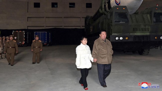 Kim Jong Un kembali menjadi sorotan usai memamerkan putrinya, Ju Ae, untuk pertama kali ke publik saat memantau peluncuran rudal balistik antarbenua Hwasong-17.