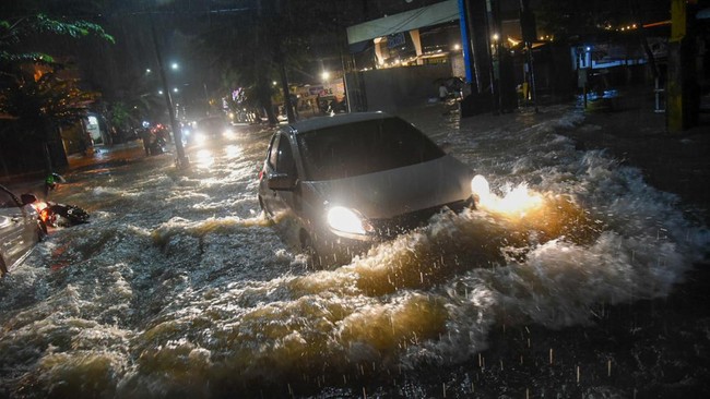 BMKG menetapkan status siaga banjir, tanah longsor, angin kencang di Aceh, Sumut, Kepulauan Ria dan Kalbar hingga Minggu (11/12) usai deteksi siklon tropis 92W.
