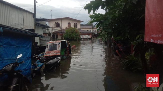 Setidaknya 9 kecamatan di Medan, Sumatera Utara diterjang banjir usai diguyur hujan deras sejak Jumat (18/11) kemarin. Akibatnya ribuan warga harus mengungsi.