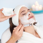 6 Perawatan Wajah Ekstrem yang Rela Dilakukan Perempuan Demi Terlihat Awet Muda, Pakai Bisa Ular hingga Urine!